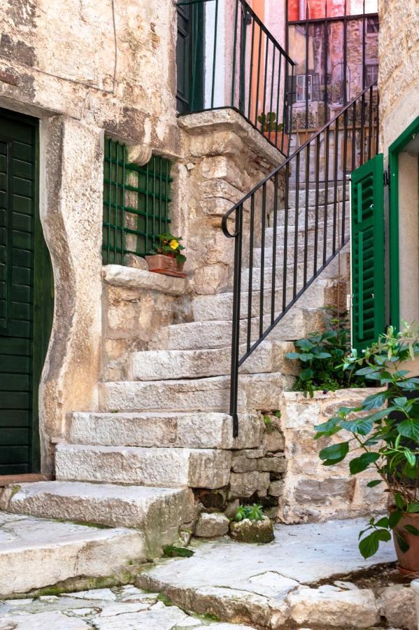 Monterosso City Center ロヴィニ エクステリア 写真